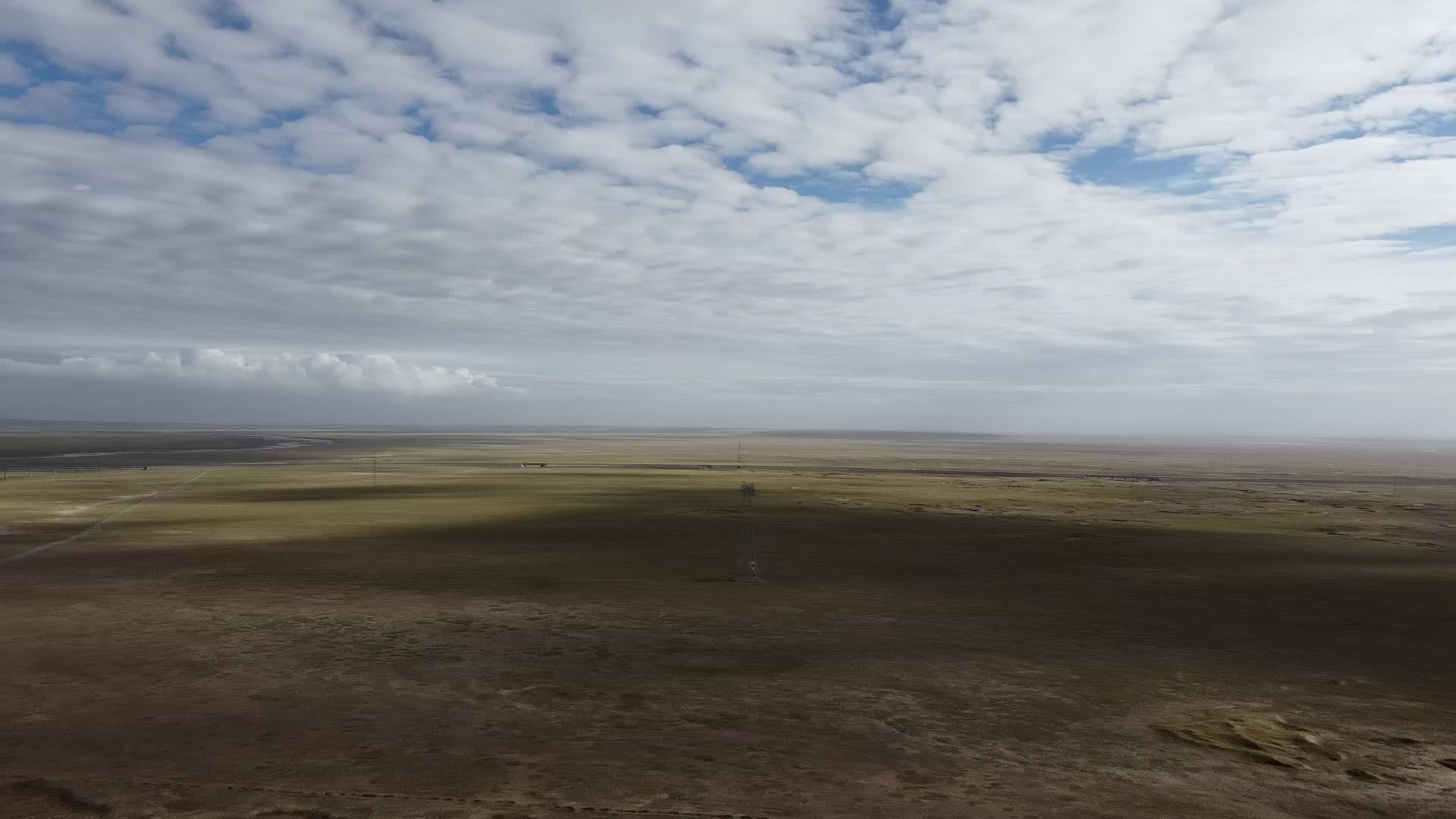 航拍青海可可西里无人区青藏线视频的预览图