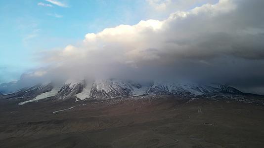 航拍新疆慕士塔格峰视频的预览图