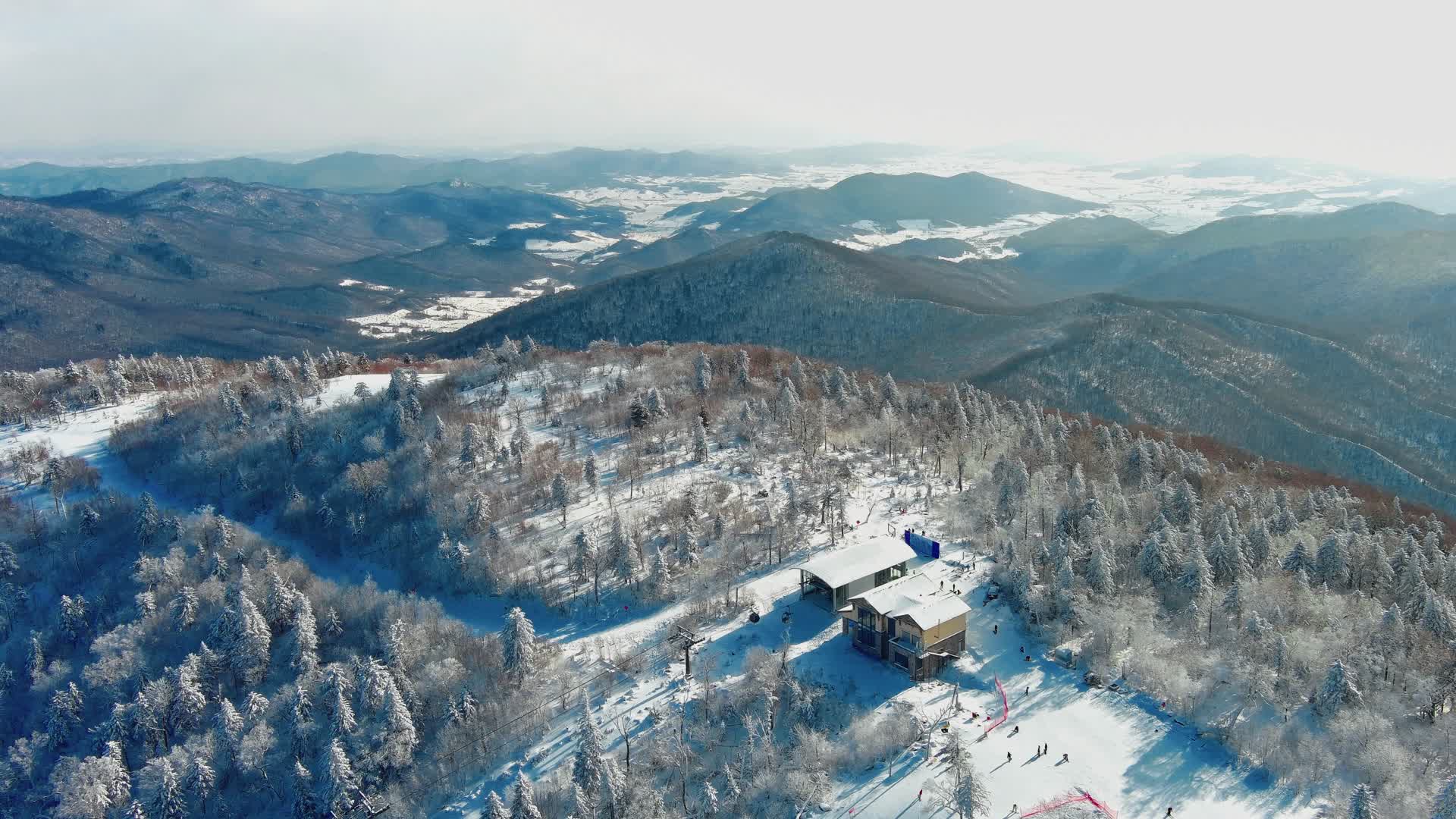 航拍北大壶滑雪场G索山顶视频的预览图