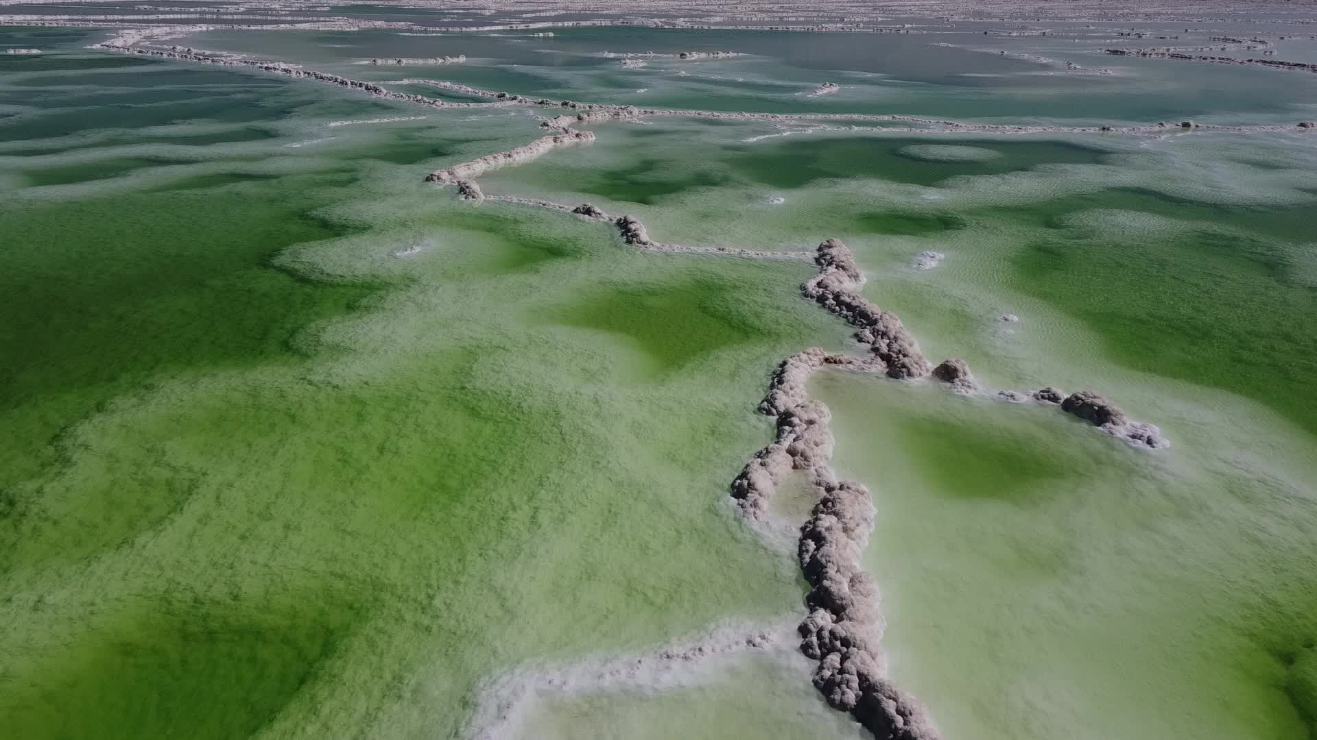 航拍青海格尔木察尔汗盐湖唯美景色视频的预览图