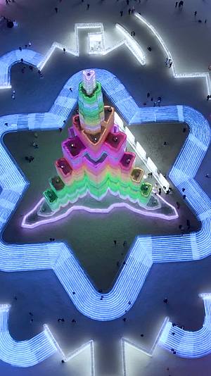 高清竖屏环绕航拍哈尔滨冰雪大世界冰雕视频的预览图
