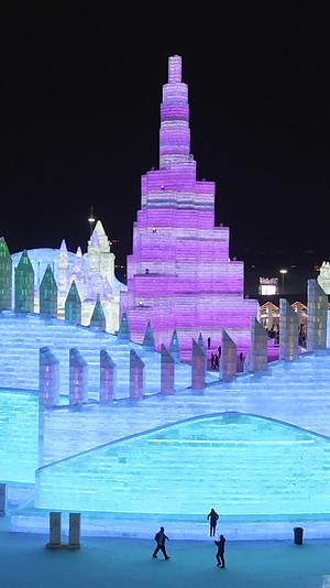 高清竖屏航拍哈尔滨冰雪大世界冰雕夜景视频的预览图
