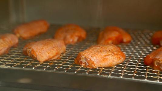 烤鸡翅在烤箱里延时摄影4K视频的预览图