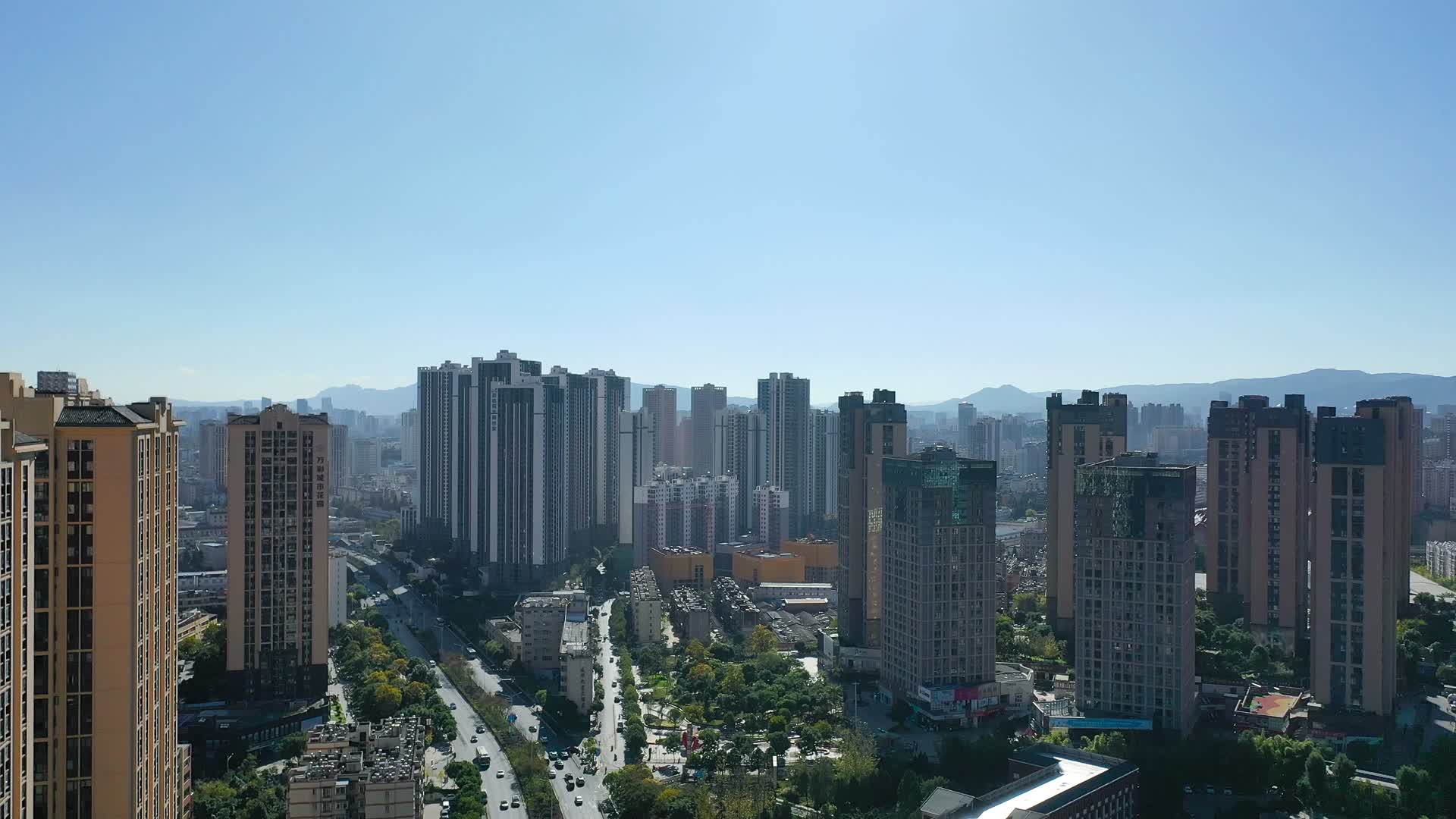 航拍昆明五华区城市风光视频的预览图