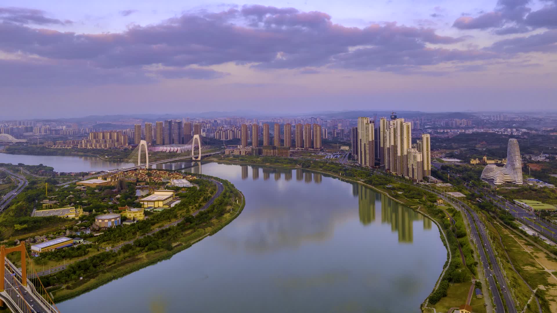 4K延时航拍南宁邕江流经良庆大桥视频的预览图