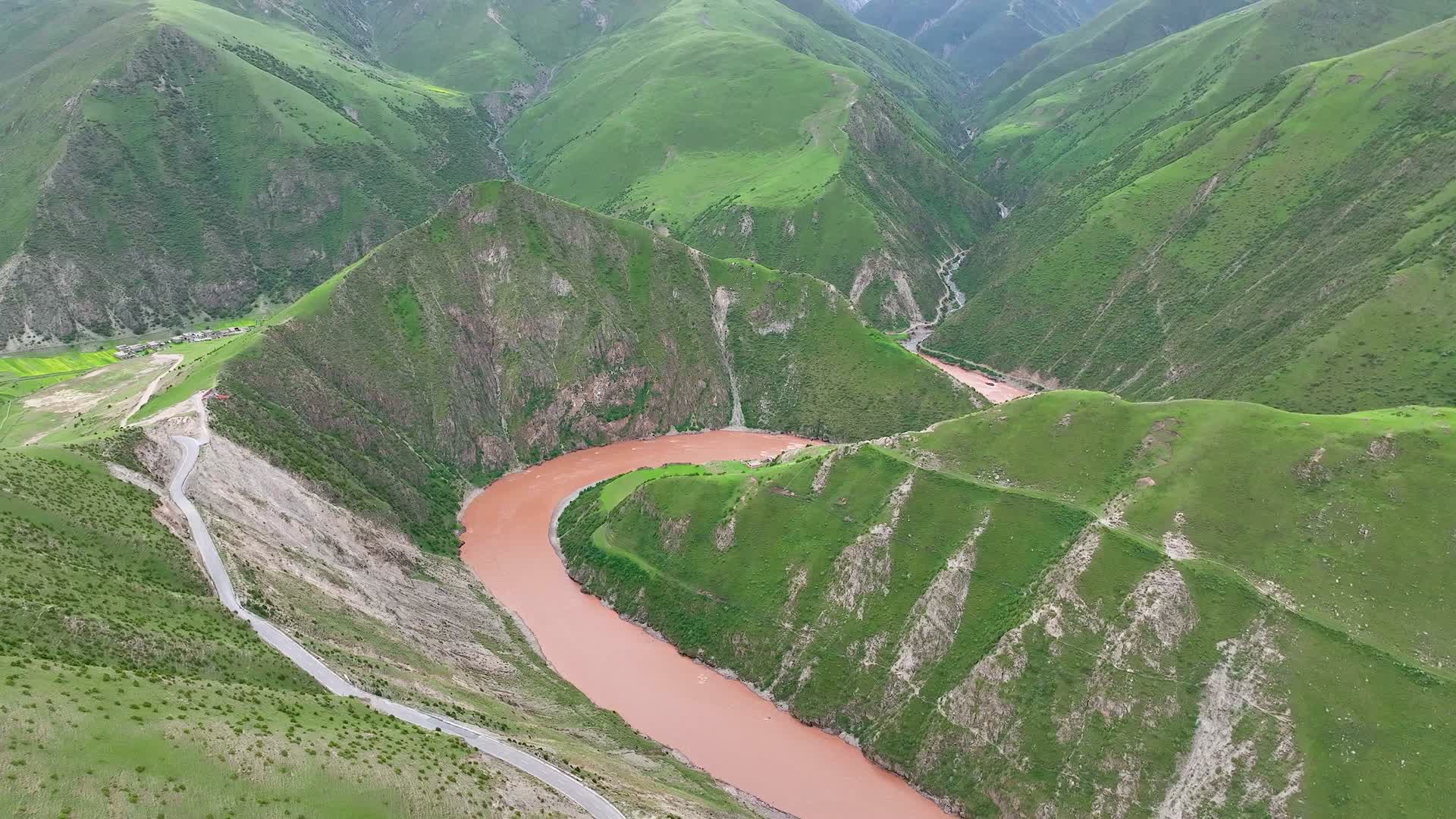 西藏怒江第一湾小镇夏季自然风景航拍视频的预览图