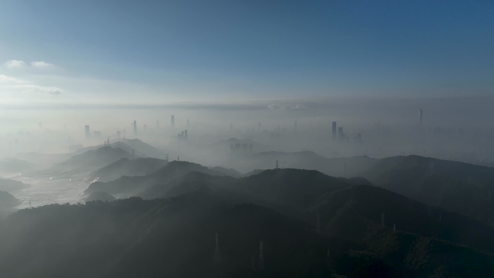 航拍深圳平流雾城市景观视频的预览图