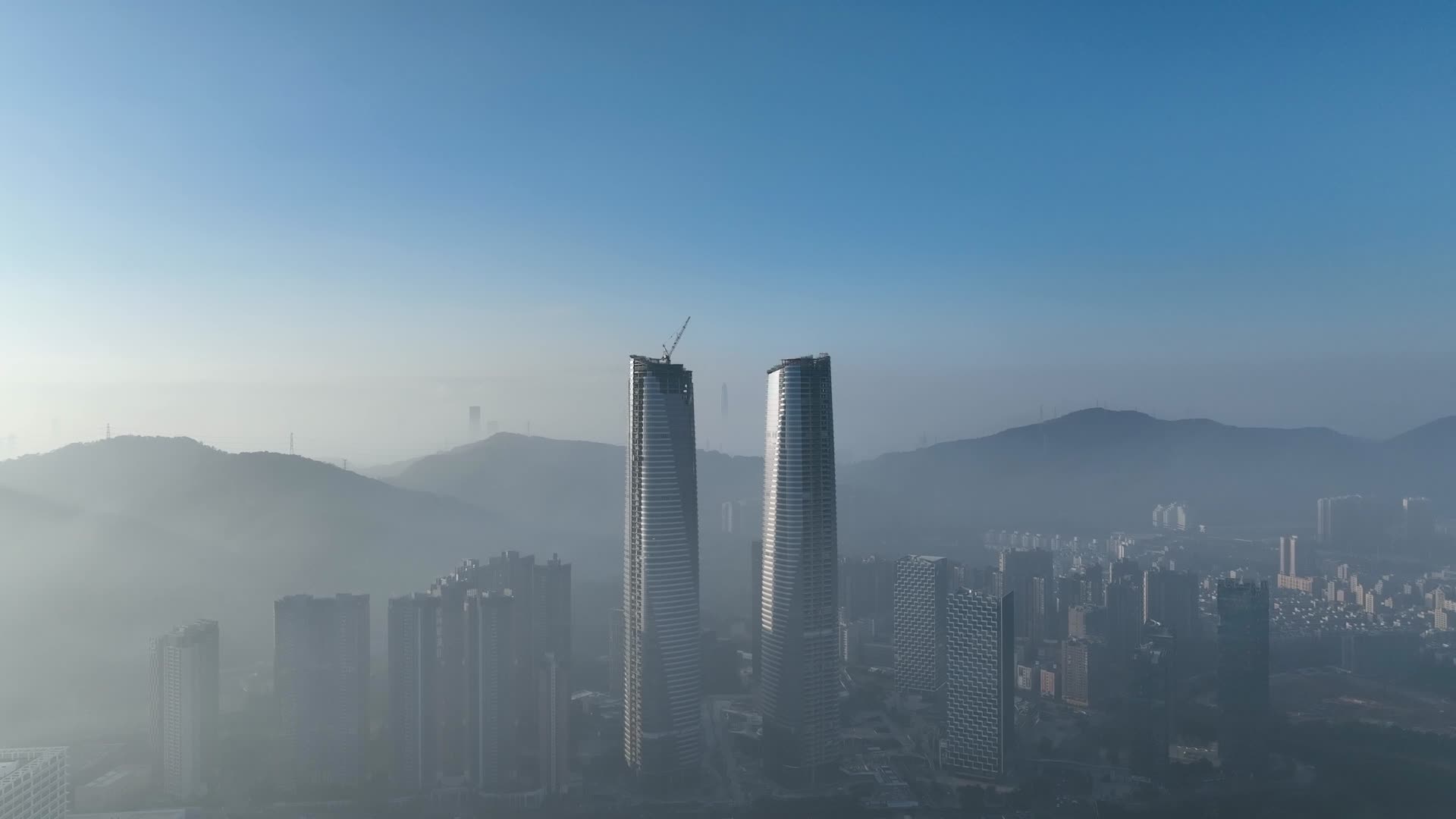 航拍深圳星河双子塔和平流雾城市景观视频的预览图