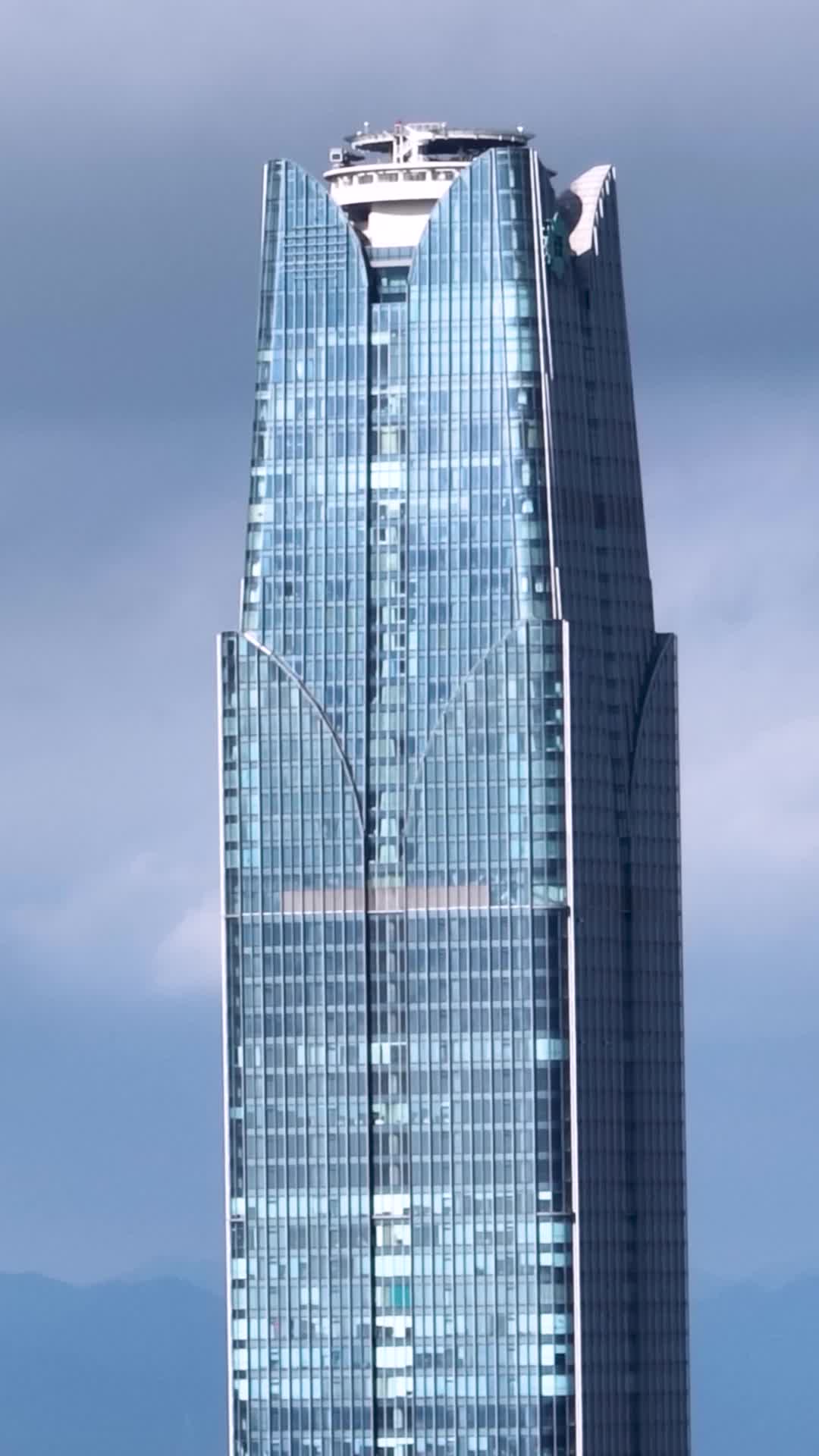高清竖屏航拍南宁青秀区地标建筑风光视频的预览图