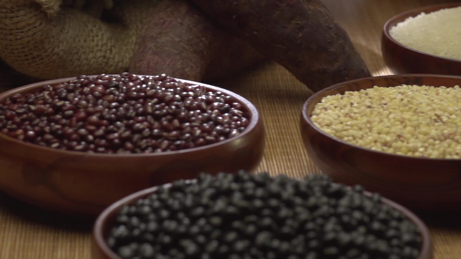 五谷杂粮研磨捣碎天然粗粮健康养生视频视频的预览图