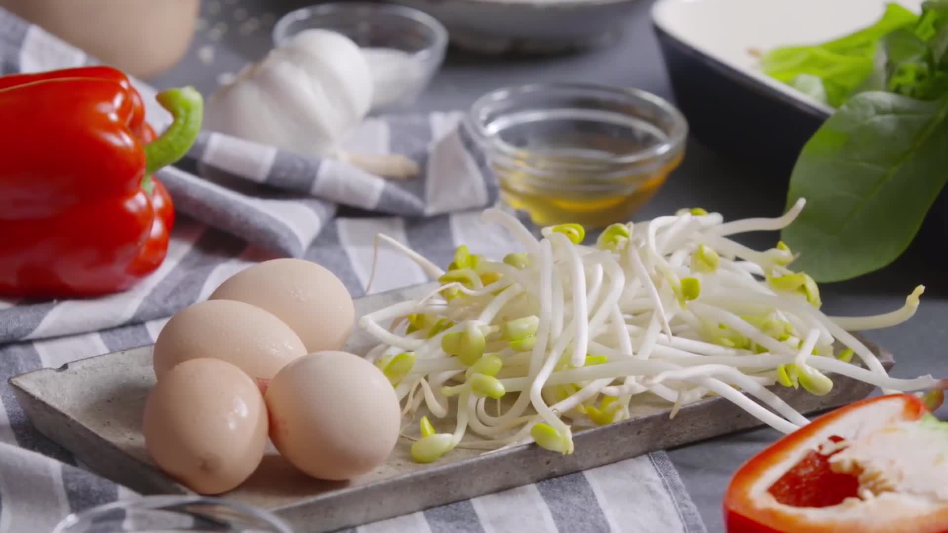 蔬菜拌饭和韩国料理视频的预览图