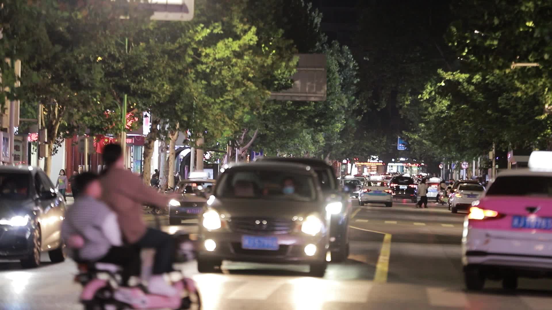 小城市夜生活路人行人过马路人群视频的预览图