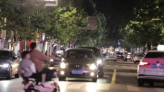 小城市夜生活路人行人过马路人群视频的预览图