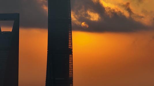 航拍日出时的上海中心大厦和环球金融中心视频的预览图