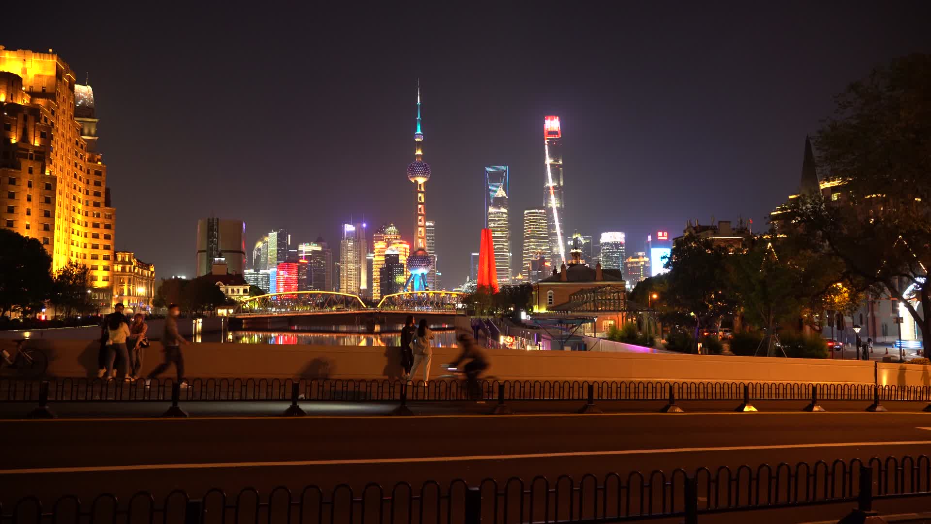 夜幕的上海陆家嘴和乍浦路桥视频的预览图