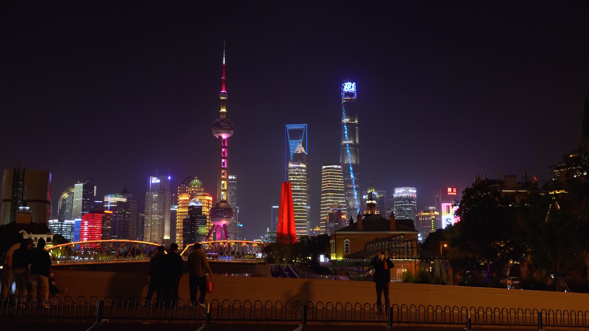 夜幕的上海陆家嘴和乍浦路桥视频的预览图