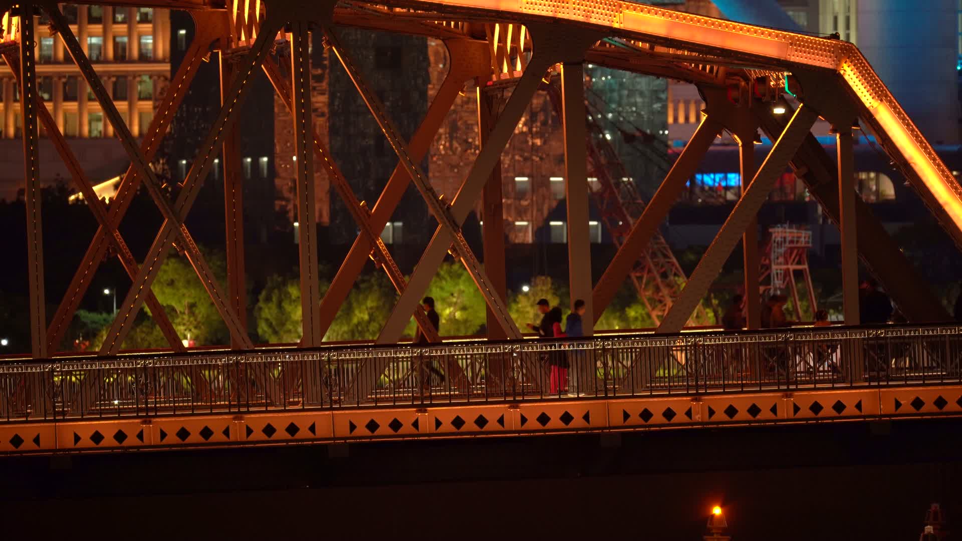 夜晚的上海外白渡桥视频的预览图