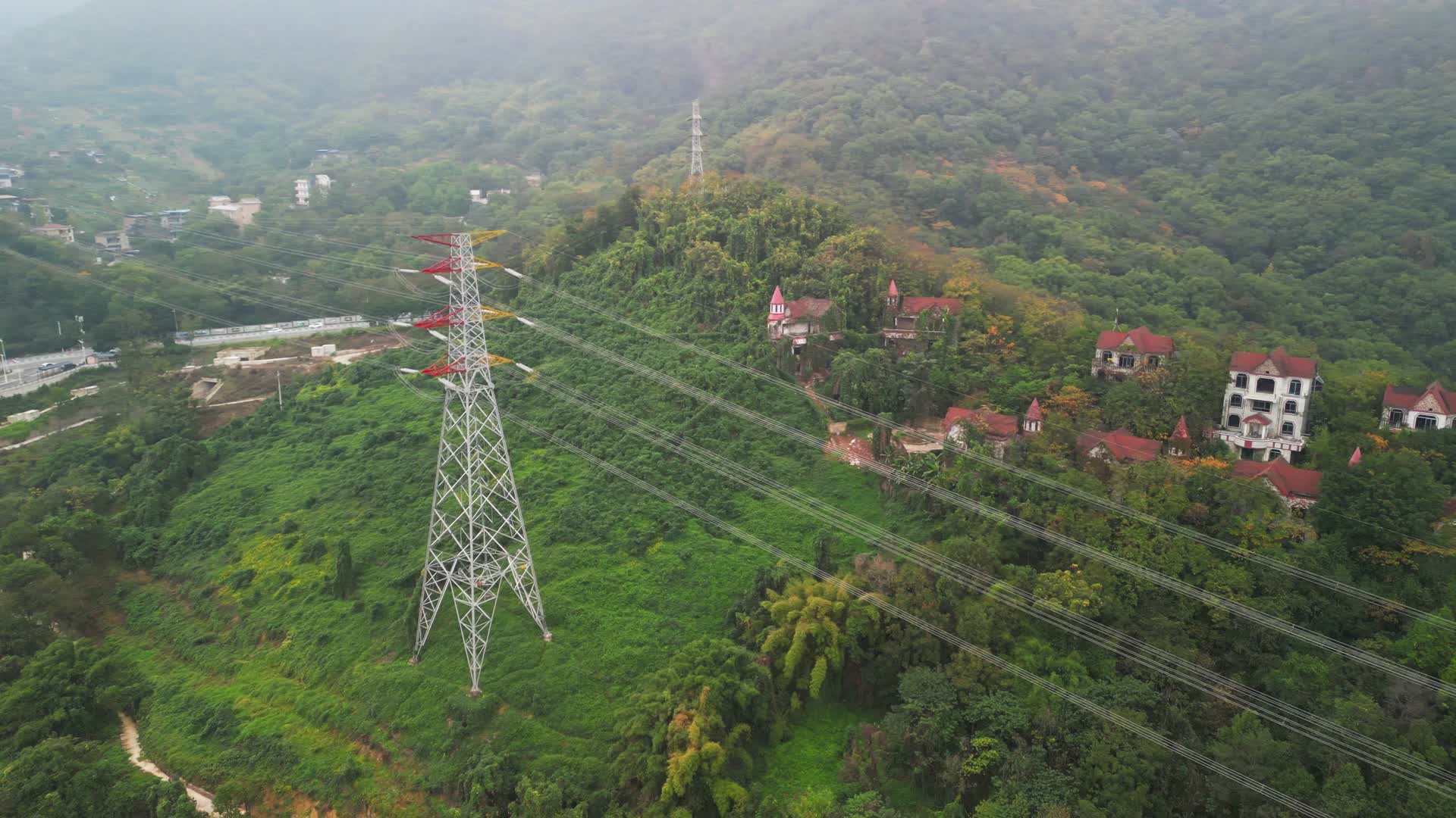 4K航拍高压输电线高架与山顶别墅酒店视频的预览图
