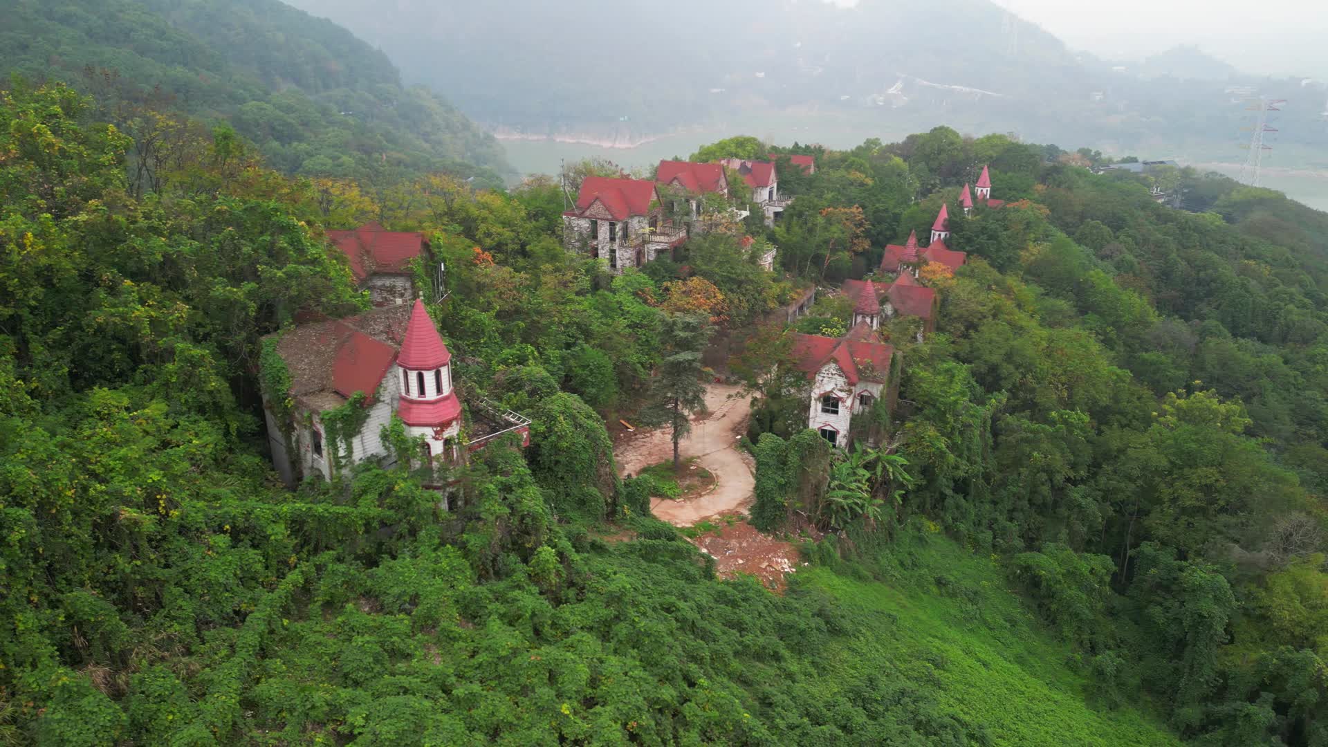 4K航拍山顶别墅重庆国际康乐温泉度假村视频的预览图