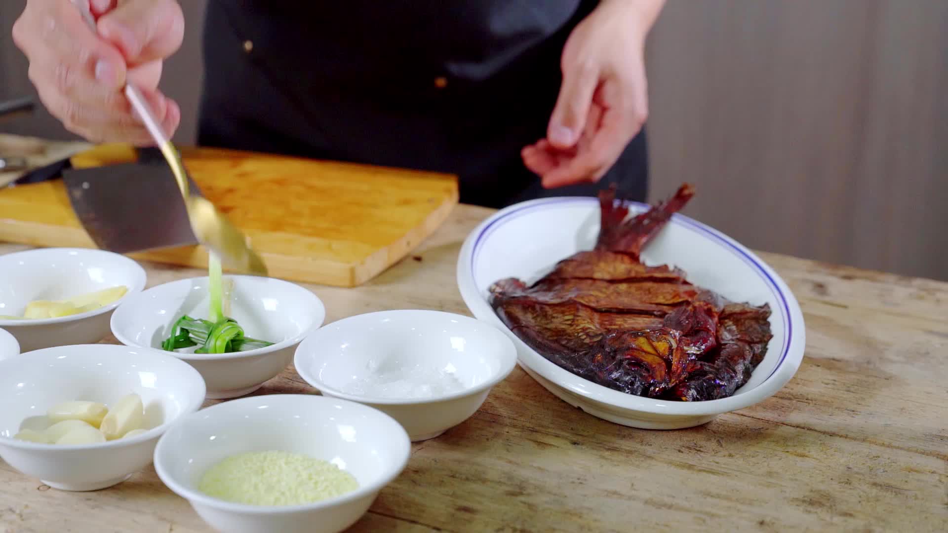 酱鳊鱼菜品制作美食年味餐饮实拍视频的预览图