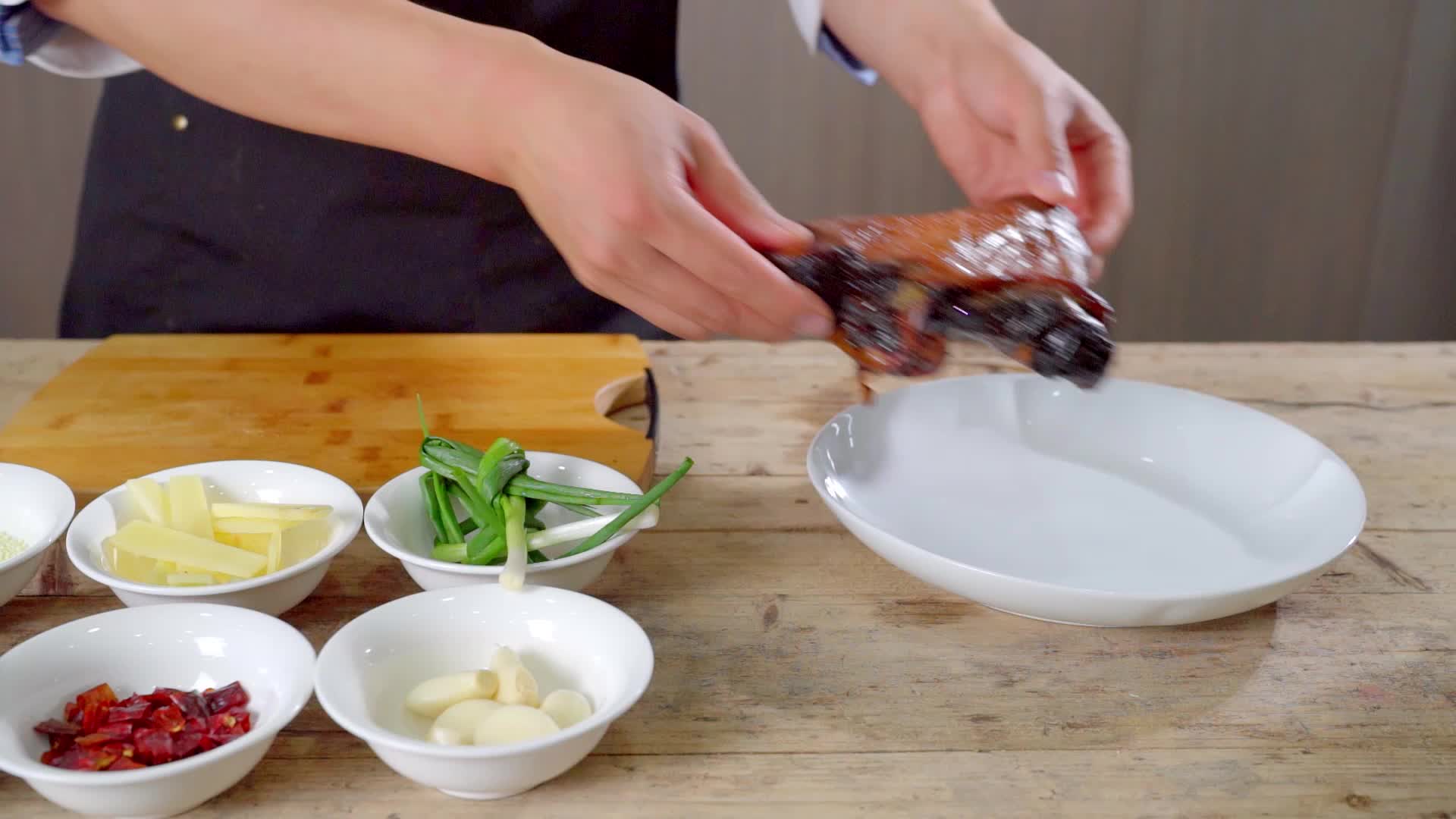 酱蹄髋菜品制作合集多镜头视频的预览图