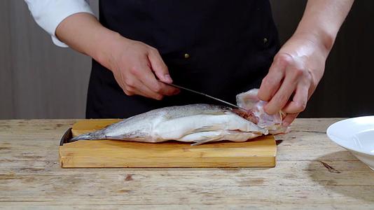 腌鲜鳜鱼菜品制作多镜头合集视频的预览图