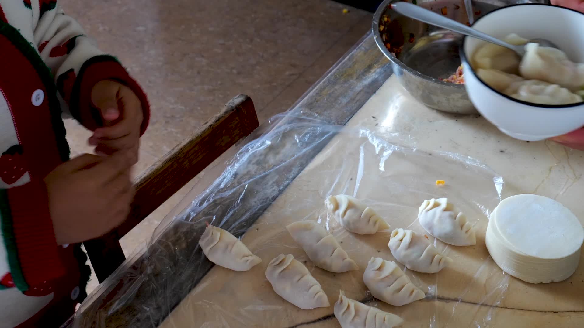 吃饺子的孩子视频的预览图