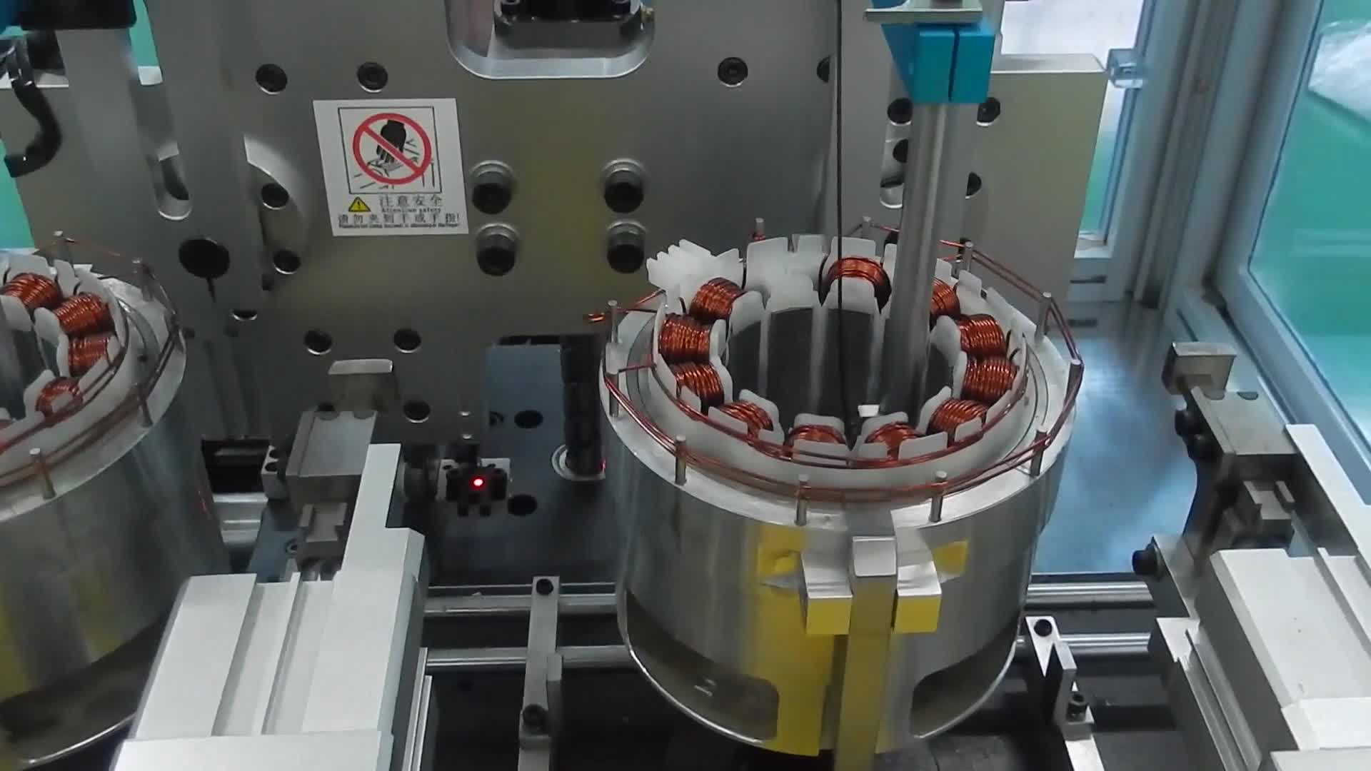 工业机械化智能化发动机生产视频的预览图