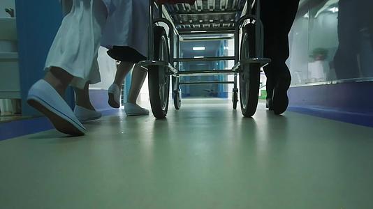 急诊急救推轮椅奔跑实拍视频视频的预览图