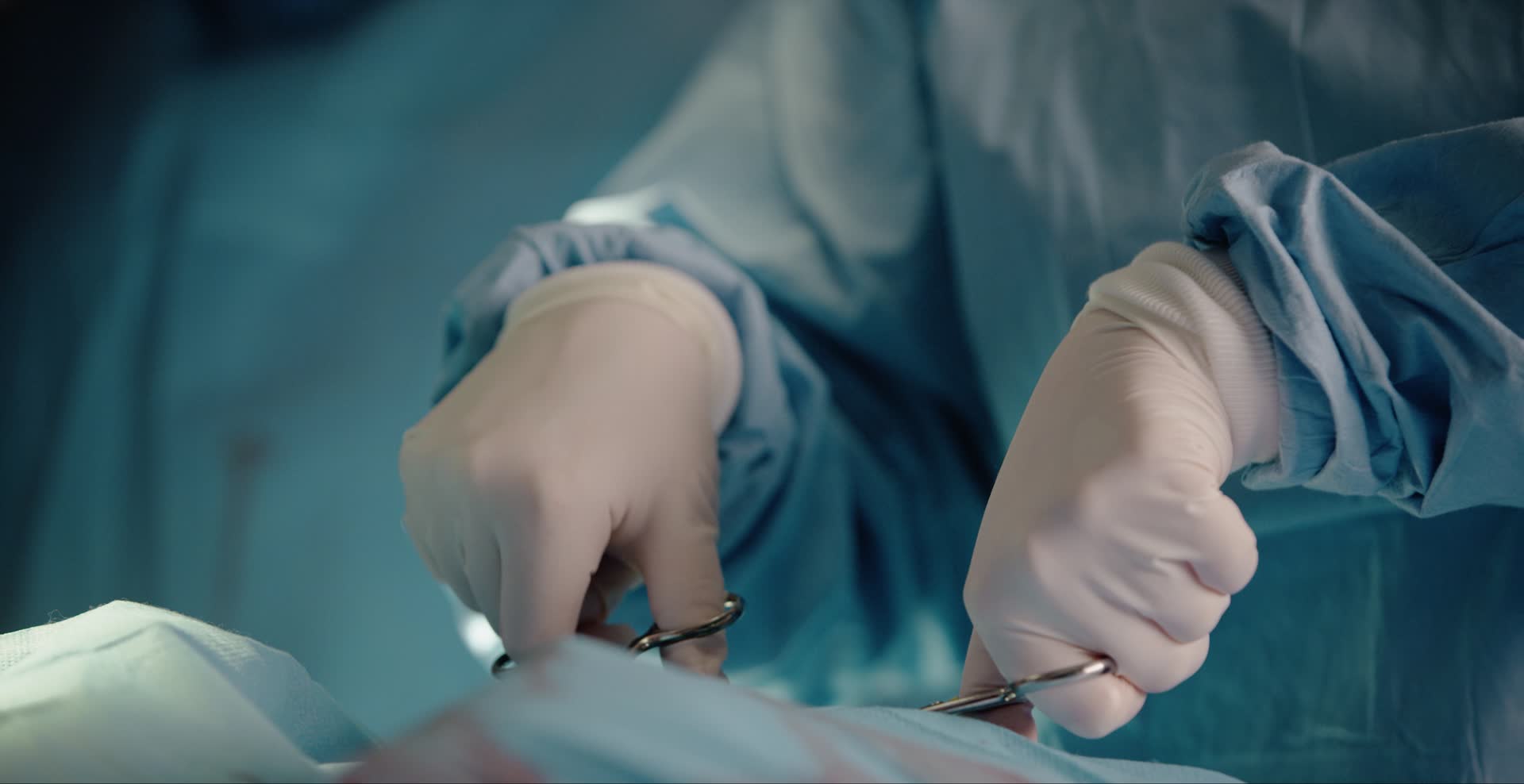 外科医生用外科手术近距离观察视频视频的预览图