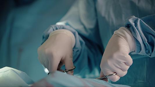 外科医生用外科手术近距离观察视频视频的预览图