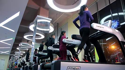 跑步机锻炼健身房健身美女视频的预览图