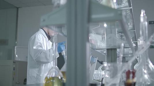 实拍科研人员在实验室做化学实验视频视频的预览图