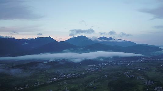 4K航拍广西峒中群山小镇清晨朝霞风光视频的预览图