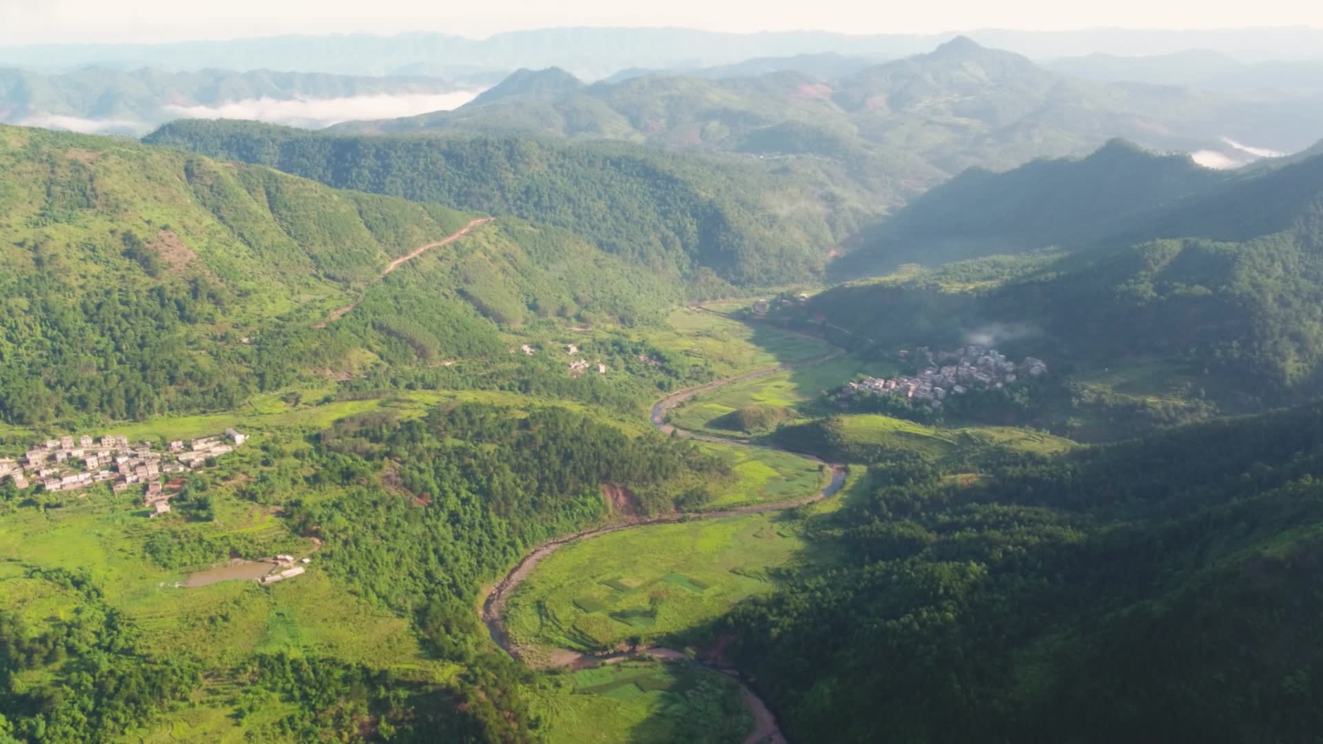 4K航拍广西峒中群山风光视频的预览图