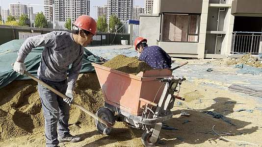 工人挖沙地产施工工地现场视频的预览图