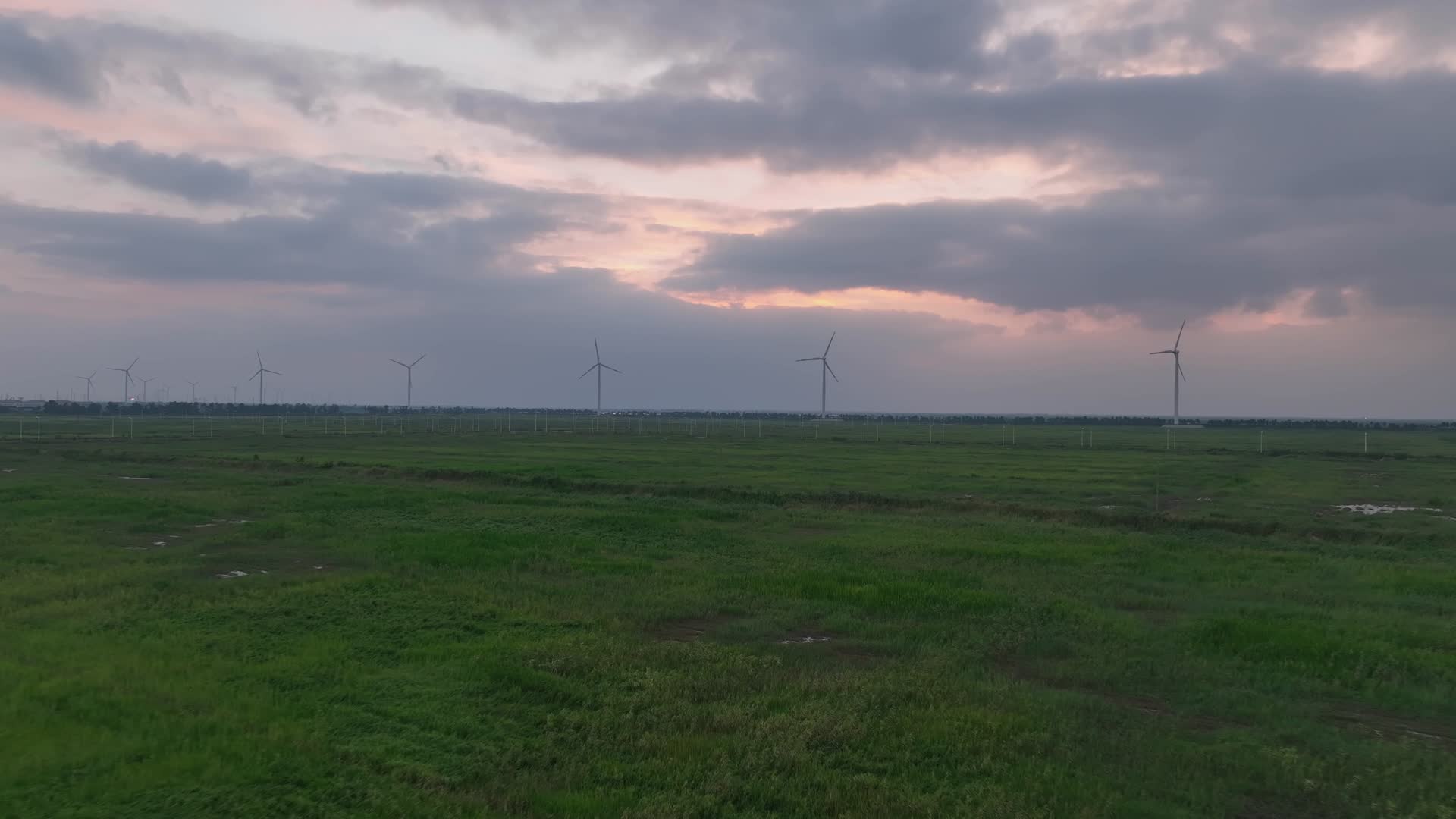 晚霞下的乡村和风力发电机视频的预览图