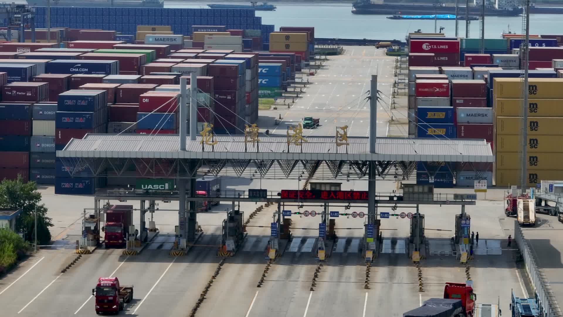 航拍南京港龙潭港视频的预览图