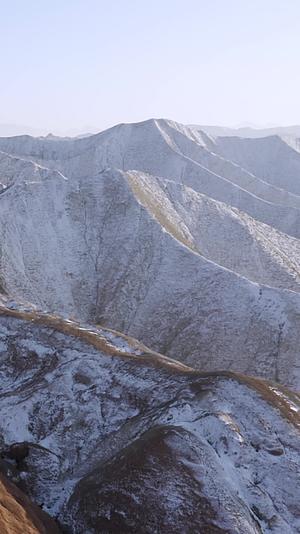 高清竖屏航拍甘肃张掖七彩丹霞雪山视频的预览图