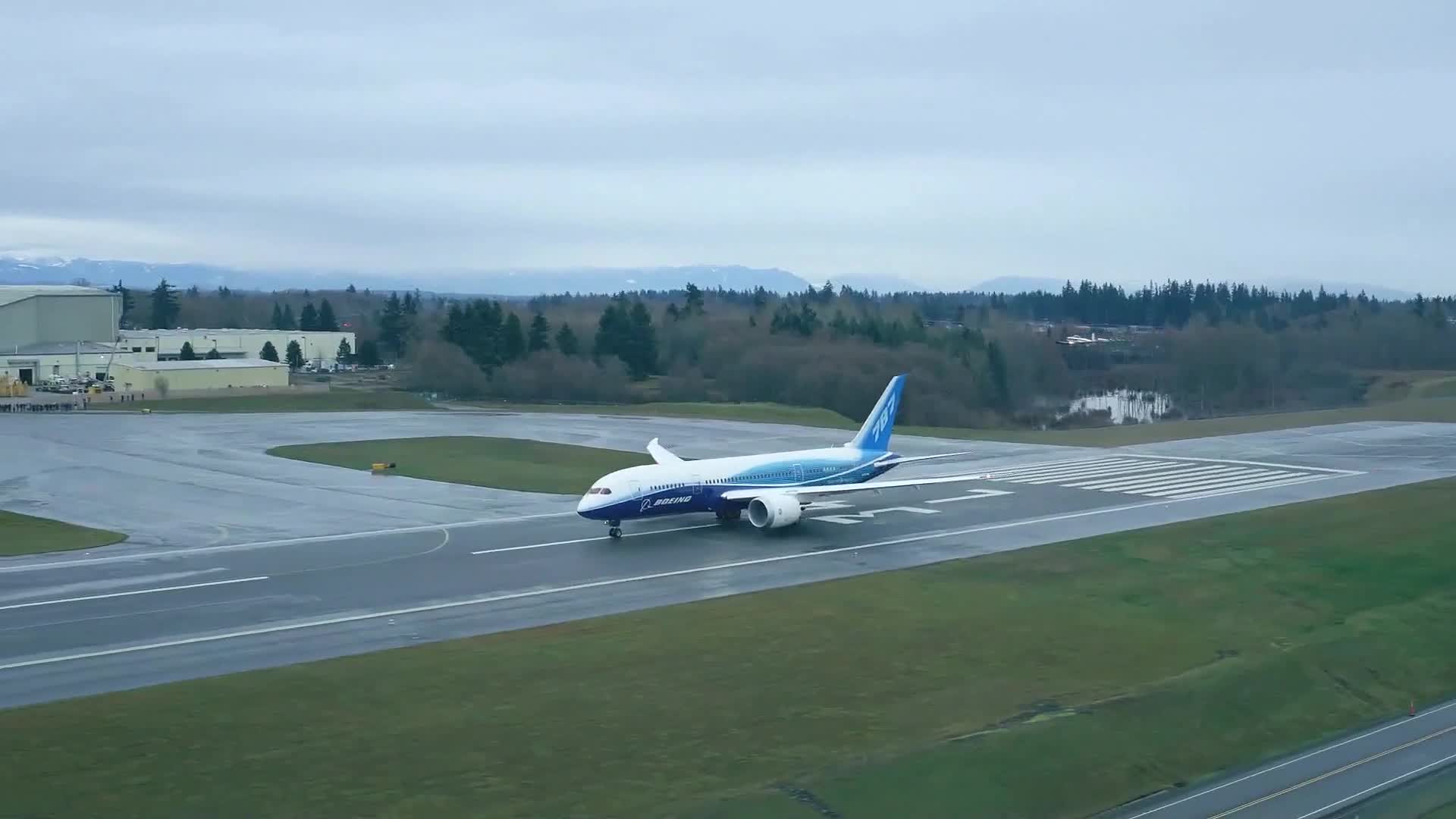 机场飞机客机起飞降落滑翔飞翔视频的预览图