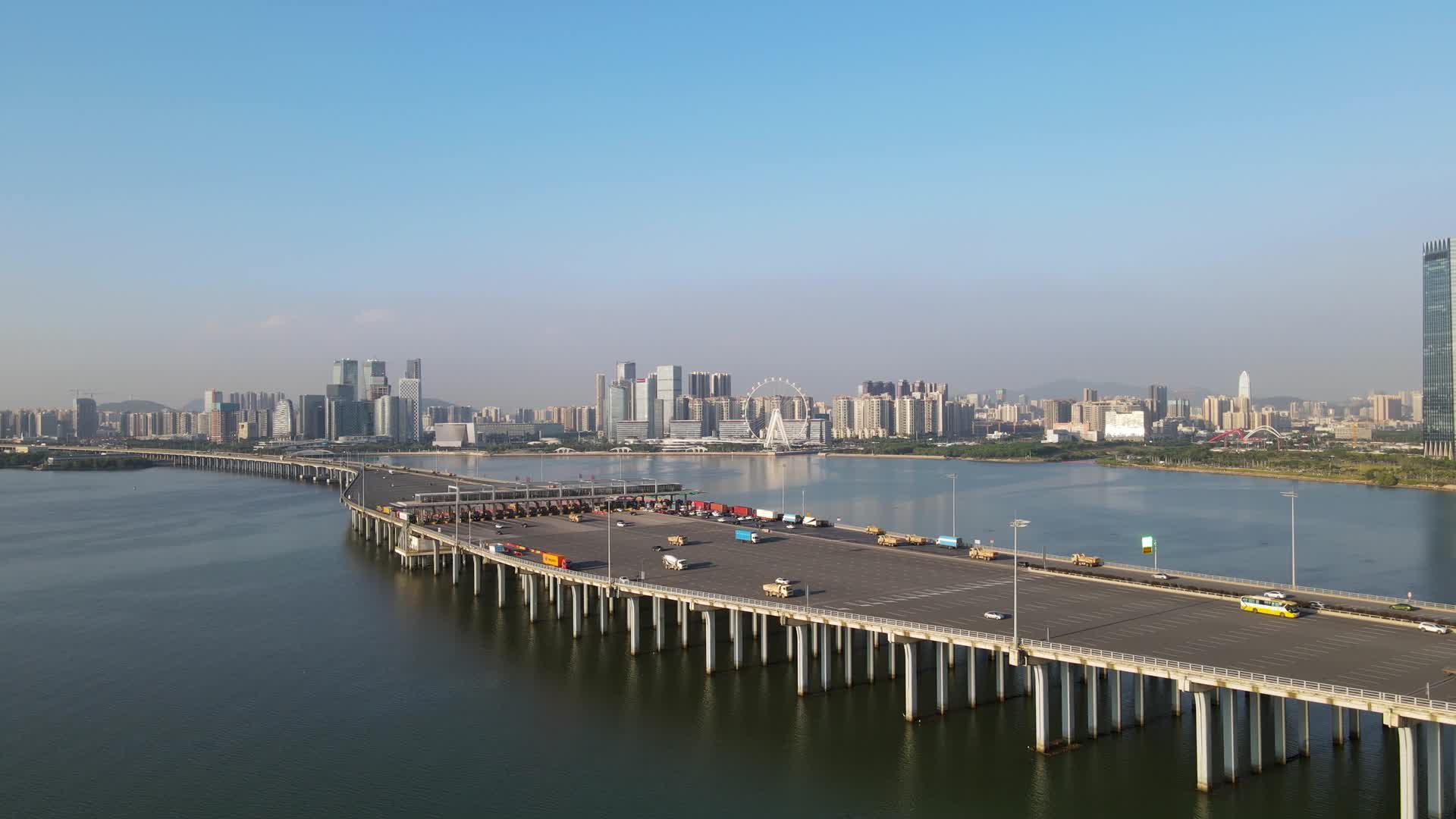 航拍广深沿江高速前海收费站车流视频的预览图