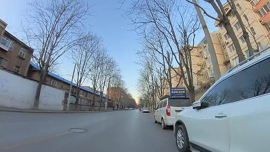 清晨城市小巷骑行视频的预览图