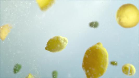 创意特写柠檬水中漂浮特效视频视频的预览图
