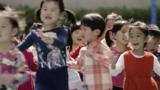 小孩欢乐成长童年时光儿童教育公益视频视频的预览图