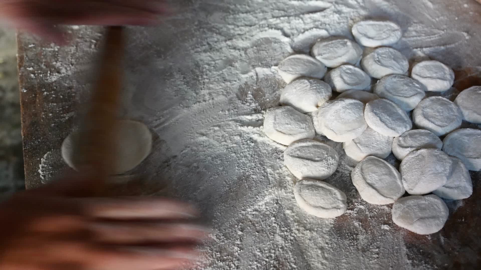 饺子包饺子擀面皮过年冬至4K视频视频的预览图