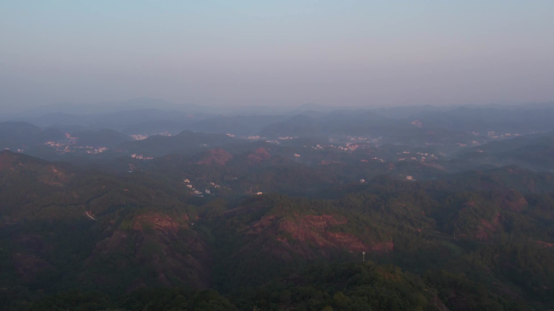 4K航拍桂平石表山清晨日照风光视频的预览图