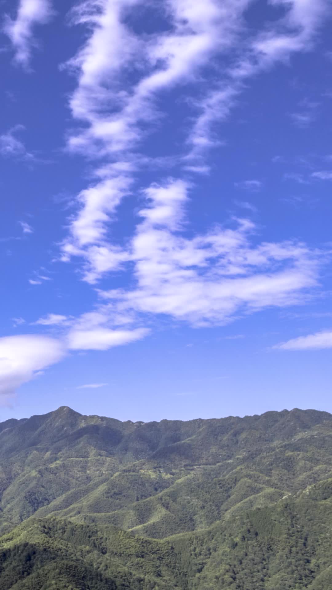 高清竖屏延时航拍湖南喀斯特蓝天白云风光视频的预览图