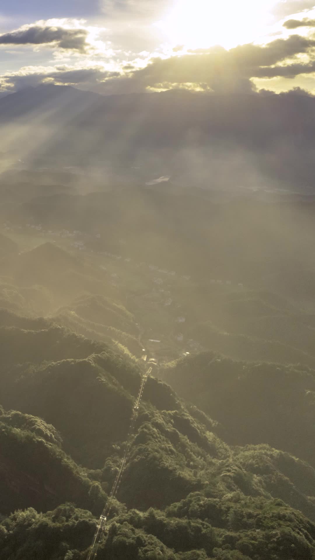 高清竖屏延时航拍湖南崀山晨光蓝天视频的预览图
