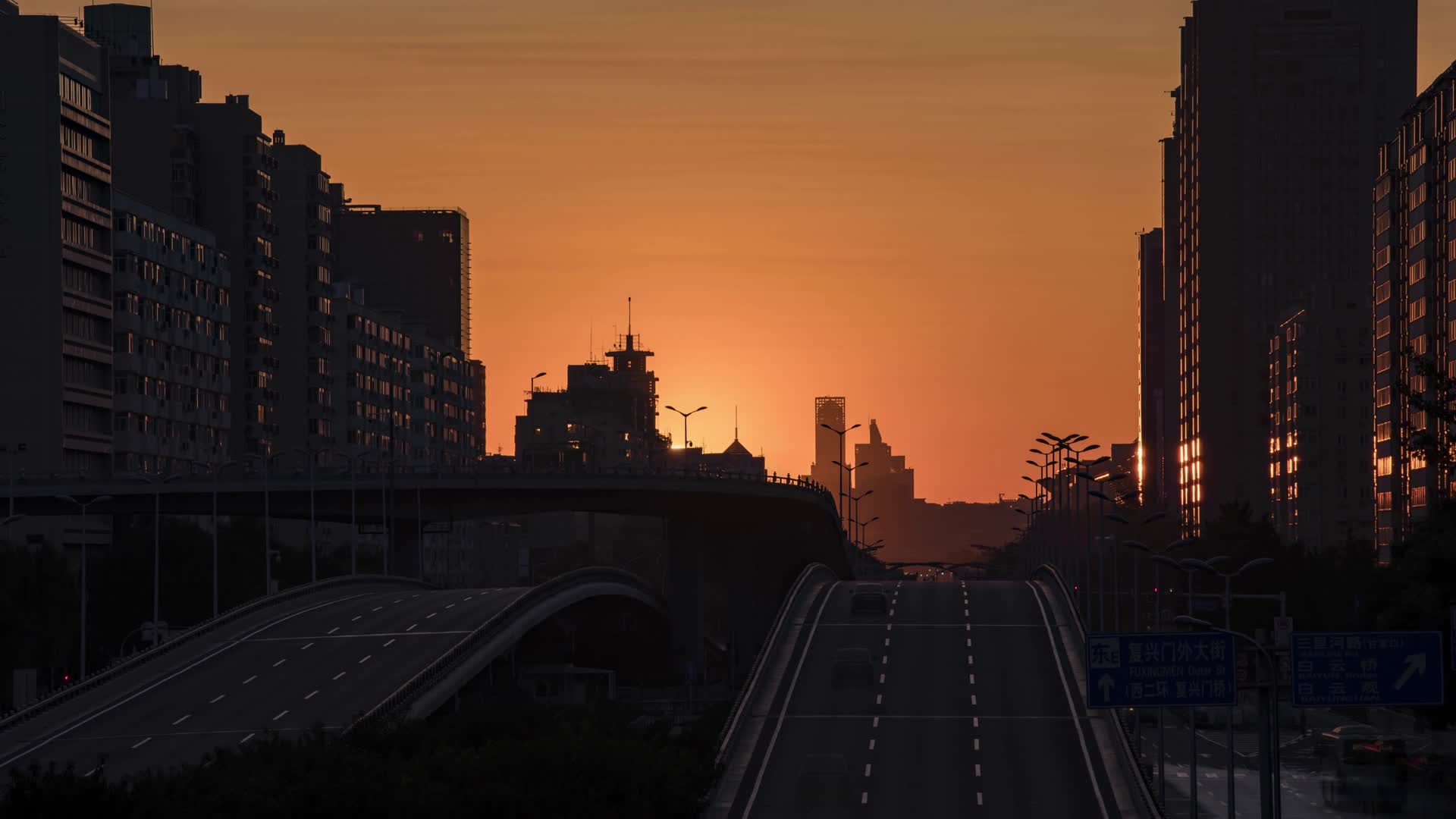 北京二环木樨地桥日出悬日4k延时视频视频的预览图