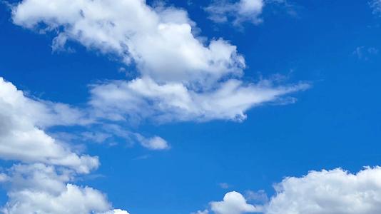 蓝天白云空镜视频的预览图